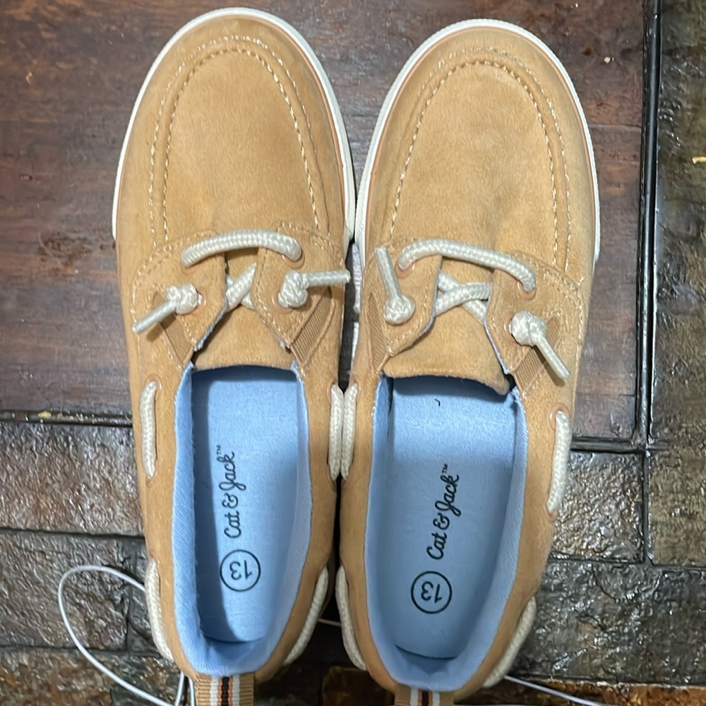 I’m selling a pair of kids shoe The brand is cat and jack. The color is beige